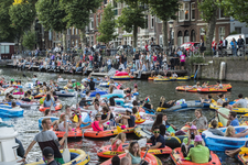 910643 Afbeelding van deelnemers aan de Rubberboot Missie 2016 in de Stadsbuitengracht ter hoogte van de Bemuurde Weerd ...